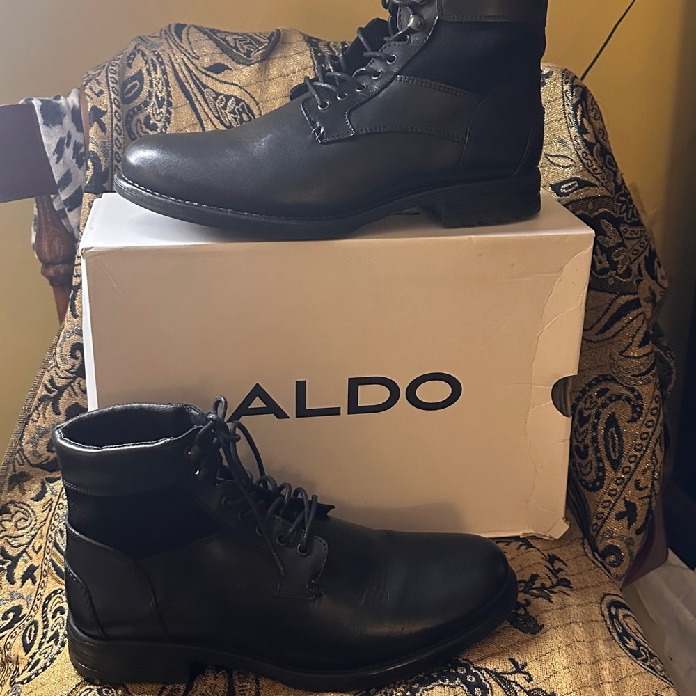 Men Black Leather Dundonald Boots. Size: 11,